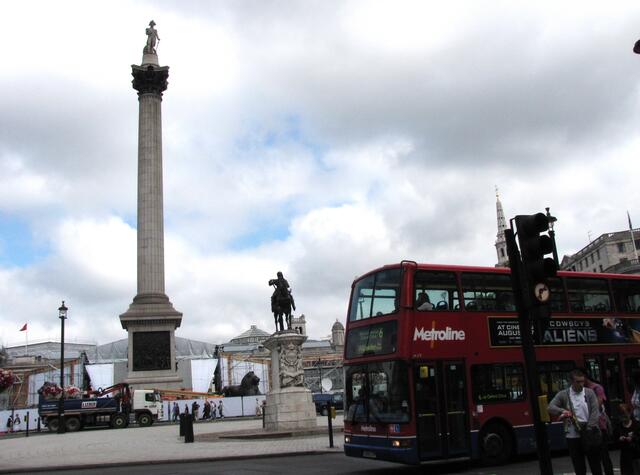 Am Trafalgar Platz thront hoch oben Lord Nelson , der größte Offizier der Royal Navy. Er besiegte die eigentlich hoch überlegene spanische Armada.
