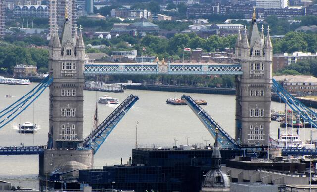 Die bekannteste Themsebrücke, die Tower Bridge. Sie gehört ebenfalls zum Weltkulturerbe der UNESCO.