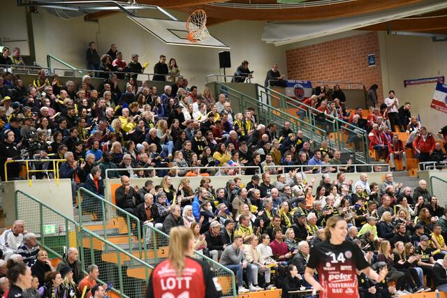 Die riesige Tribüne in Wellinghofen...stets und vor allem in der Crunchtime ein Faktor...
Foto Wolfgang Merkel