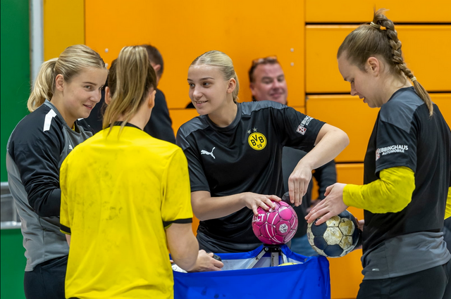 Sophie Moth, Frida Rönning, Maraike Kusdian und Emma Olsson harzen...
Foto BVB Press/Wolfgang Stummbillig