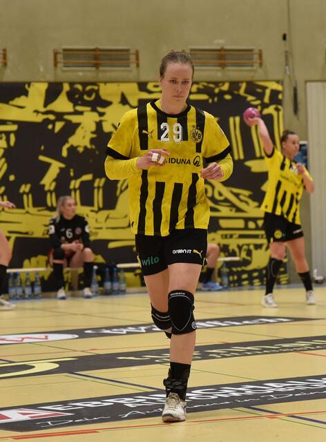Emma Olsson, the Wall, wird immer mehr zum Faktor beim BVB...wahnsinnige Fighterin vor dem Herren...führt in der LIG die Tabelle der Zeitstrafen an...am Kreis kaum zu bremsen...auch nicht mit drei Gegnerinnen...Mammutaufgabe für Mart Aalderinks SUN Team, sie zu stoppen. In Siofok im Eurocup 8 Goals !!!
FotoArchiv Merkel