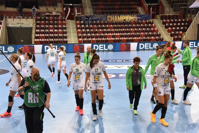 Ludwigsburger Arena , 3800 Zuschauer fassend, während des Lockdowns ohne Zuschauer, gespenstisch-surreal, hier verlässt Ferencvaros mit Alicia Stolle (17) und emily Bölk (20) die Platte nach klarem Sieg versus Bietigheim (Saison 20/21)...
FotoArchiv Merkel+Merkel