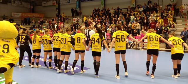 Dank an die Supporter nach dem Match versus die TUSSIES aus Metzingen (31:29) nach Schlusss-Spurt...Sara GAROVIC ...(94) finalisierte...
Foto by WOM