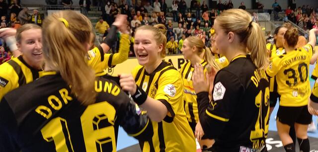 Die nach dem Match versus die SUN zu erwartende BVB Party...Vorne Feierbiest Lisa Antl, rechts neben ihr Sophie Moth...