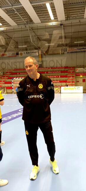 Der neue BVB Coach, der die Borussia in den nächsten Jahren zum nächsten Titel coachen soll...Inkarnation der Erfahrung und Ruhe...niederländische ausbalancierte Handballschule...
Text/Foto Wolfgang Merkel