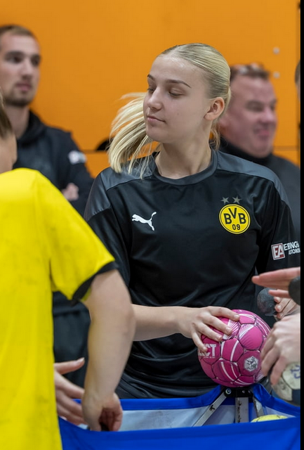 Maraike Kusian, die auf Rechtsaußen die Wellinghofener Tribüne verzückt...Riesentalent, BVB A - Jugend, dann VfL Wolfsburg, seit Sommer 22 back home...
Foto Wolfgang Stummbillig/BVB Presse 