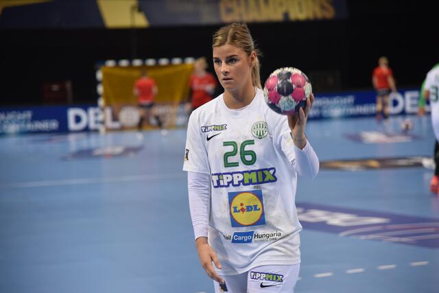 Angie Malestein, Blomberg Lippe, wo sie ihre Mutter vor Andre Fuhr rettete, dann Bietigheim und nowadayz Ferencvaros Cargo Hungaria Budapest, zusammen mit Emily Bölk und Alicia Stolle...Weltklasse und CL...wovon die SUN Lichtjahre entfernt ist...Lichtjahre...handballerisch ein anderer Planet...
Text/Foto &gt;&gt;Wolfgang Merkel
