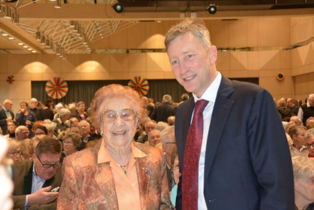 Bürgermeister Richard Greiner (r.) gratuliert der Neusässer Bürgerin Hermine Hupka zum 101. Geburtstag. 