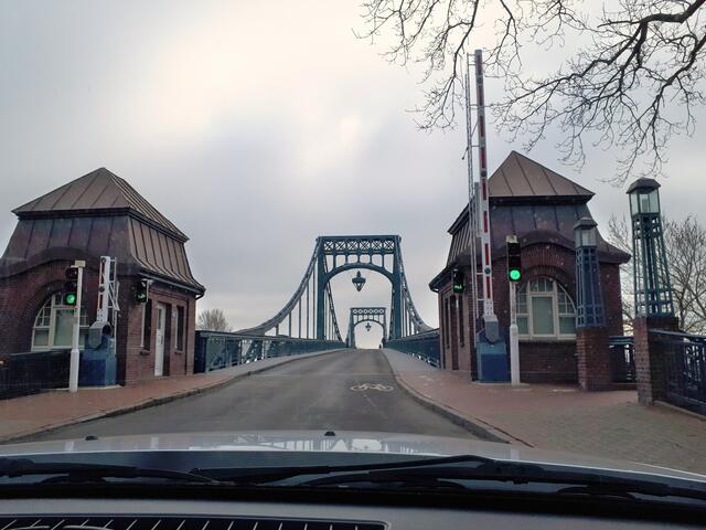 Grünes Licht zur Fahrt über die Kaiser-Wilhelm-Brücke