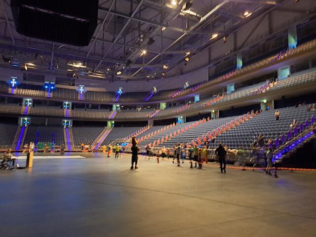 Durch die Arena.