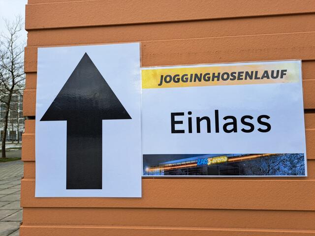 Hinweisschild zum Jogginghosenlauf.