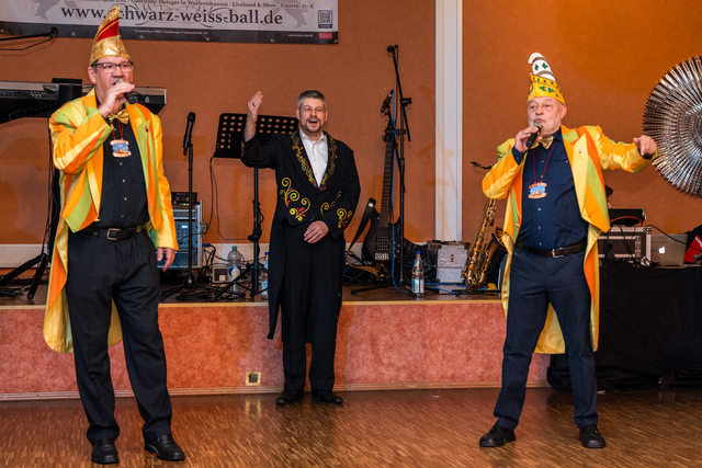 ORCC-Friedberg Schwarz-Weiß-Ball 2023  - Präsident Markus Nowak (Mitte) mit den Zeremonienmeistern  Reinhold Korper (rechts ) und Bernd Aichele | Foto: FSeventfoto
