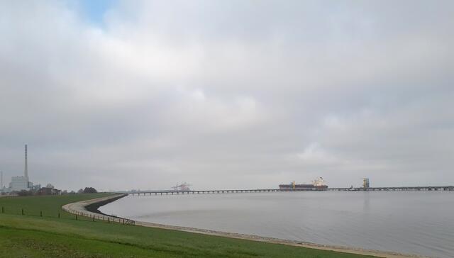 In der Ferne der Jade-Weser-Port.