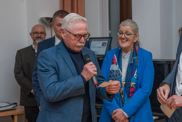 Dankesfeier zum Karitativen Christkindlmarkt 2022 -Eberhard Krug mit UIlrike Sasse-Feile | Foto: FSeventfoto