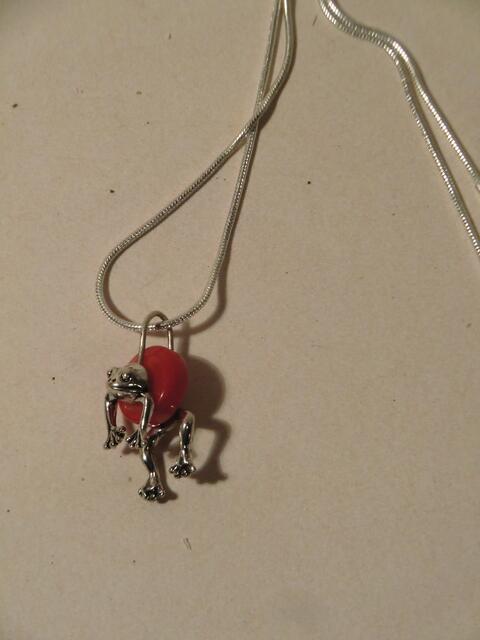 Kleiner Frosch mit Koralle
