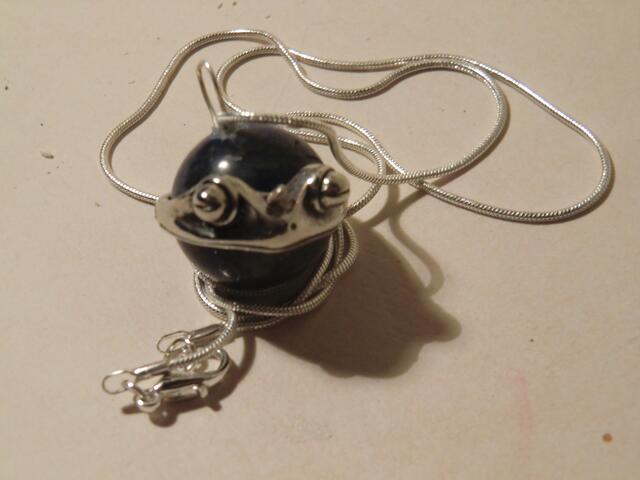 Frosch in Silber mit Lapislazulikugel