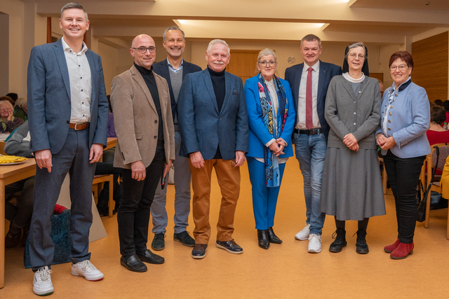Im Bild v.l.: Rainer Genswürger, Pater Reinhold Maise, Roland Eichmann, Eberhard Krug, Ulrike Sasse-Feile, Thomas Treffler, Schwerster Miriam, Martha Reissner | Foto: FSeventfoto