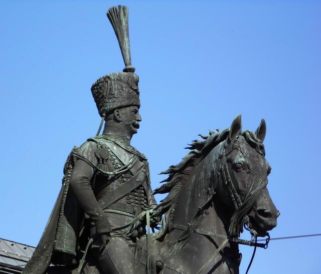 Darin befinden sich die weißen Marmorsarkophage von Ernst August und  Friederike, geschmückt von deren Skulpturen. Der König in der Paradeuniform, die er auch auf dem Reiterdenkmal vor dem Hauptbahnhof trägt.  Darunter in der Gruft liegen die Toten. 
