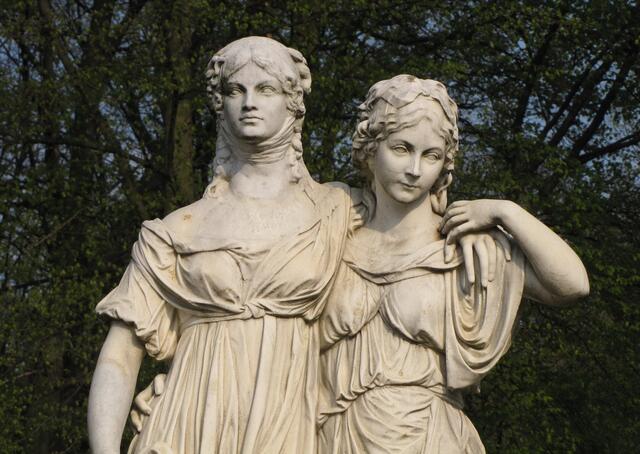 Friederike (rechts) mit ihrer Schwester Luise, die Königin von Preußen werden sollte. Ein ähnliches  Kleid trägt ihre Skulptur auch auf dem Sarkophag. Die Prinzessinnengruppe gehört zu den schönsten Bildnissen der Kunst und des Klassizismus.