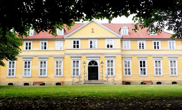 Auch das Fürstenhaus in Herrenhausen war vorübergehend ihr Wohnort. Besonders beeindruckend ist darin die Gemäldegalerie der Welfenpersönlichkeiten.