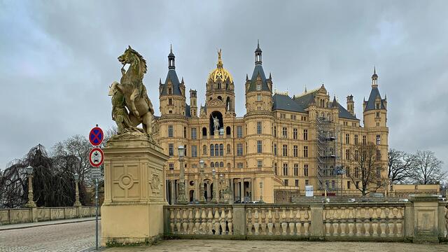 Dichte Wolkenfelder ziehen im Laufe des Tages über das Schloss hinweg.