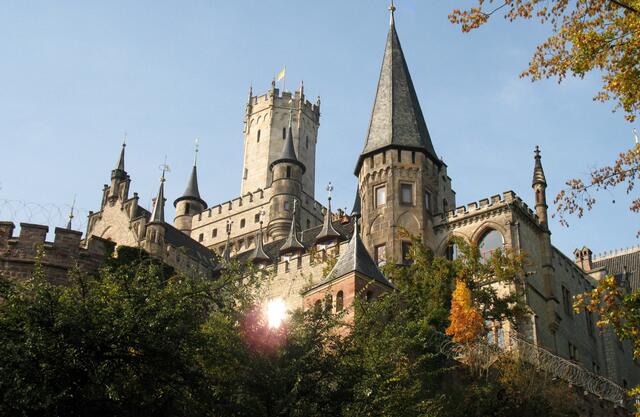 Und wer mehr über das 1200 Jahre alte Adelsgeschlecht erfahren möchte, der kann sich einer Führung auf Schloss Marienburg anschließen, das König Georg V. einmal seiner Frau zum Geburtstag schenkte.