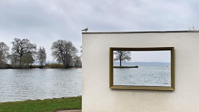 Der Landschaftsrahmen im Burggarten des Schlosses bietet nur einen tristen Ausblick auf den Schweriner See.