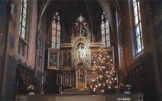 Hochaltar, bunte Fenster. | Foto: Iris Alefelder