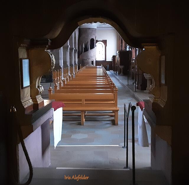 Blick von der Kapelle in den Kirchenraum. | Foto: Iris Alefelder