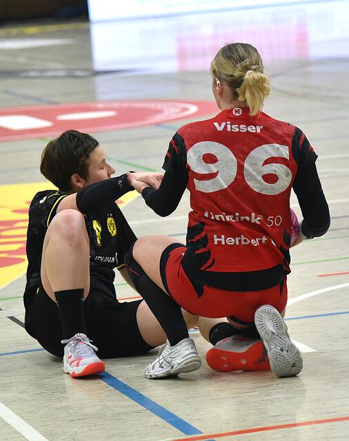 Kreisläuferin Dionne Visser von den Flames hilft Alina Grijseels auf die Beine...
FotoArchiv Merkel+Merkel
