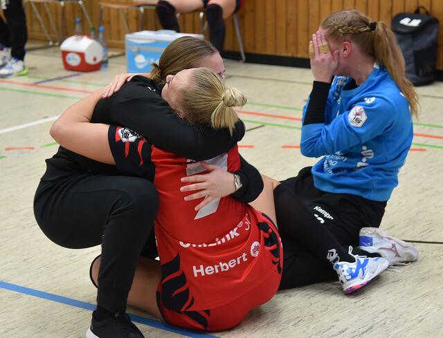 Unfassbar...incredible...maravilloso...fantastique...Die Flames-Ladies können es nicht fassen...ein Wunder wird Wirklichkeit...Sie sind gegen den haushohen Favoriten BVB im Final4 in Stuttgart...
FotoArchiv Merkel+Merkel