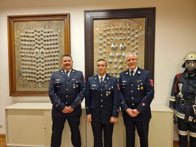 30 Jahre Vereinszugehörigkeit von Sascha Hansmann ( von links nach rechts : M. Geiger, S. Hansmann, M. Rietzler ) | Foto: Feuerwehr Friedberg