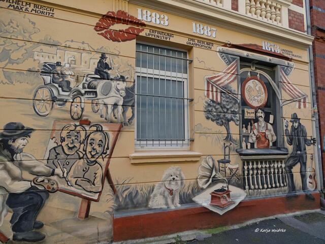 Streetart in Hannover - das Graffiti in der Grotestraße in Linden-Nord zeigt Meilensteine aus der Gründerzeit und einen deutschen Rockmusiker (Foto: Katja Woidtke)