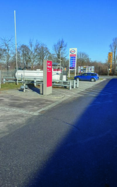 Ein echtes Urgestein im Aichacher Gewerbepark an der B 300 ist zweifellos die Esso-Tankstelle, die am 3. Dezember 1997 eröffnet wurde. Seit 25 Jahren überzeugt sie nun schon ihre Kunden und Kundinnen mit einem umfassenden Service, einem freundlichen Tankstellen-Personal und einem vielfältigen Sortiment. 