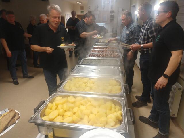 In der Pause:
Das reichlich gedeckte Buffet der Landfleischerei Rode aus Bolsehle. | Foto: Schützenverein Gümmer