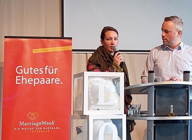 Andrea und Daniel Meyer im Gottesdienst der Landsberger Vineyard-Gemeinde zum Thema „Start in die MarriageWeek"  | Foto: Foto-Archiv des Landsberger MarriageWeek-Forums
