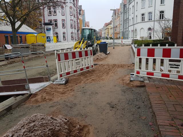 Wochen früher... Ach die Schranken zur Seite gedreht und die vorbereiteten Flächen zertrampelt. Bei Arbeitsbeginn muss das erst wieder aufgebaut werden!