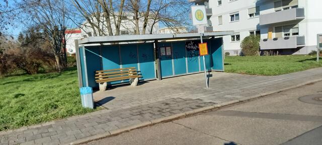 Bushaltestelle der Wehlache in unmittelbarer Nähe zum geplanten Flüchtlingshotspot im Evangelischen Gemeindezentrum, das für stolze 835 000 Euro von der Sparkasse Rhein Haardt, im Auftrag der Evangelischen Kirche, zum Verkauf steht. Zwischenfälle sind vorprogrammiert...
FotoArchiv Merkel+Merkel