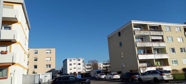 In einem dieser Miethäuser, Miethaus Nummer 23, kam es unlängst zu einer größeren Explosion. Einige Straßen weiter wurde ein Auto abgefackelt.
Beide Fälle waren wohl, so Insider, als Mahnung an einen Drogenkunden gedacht, der 70 000 Euro schuldig war.
FotoArchiv Merkel+Merkel