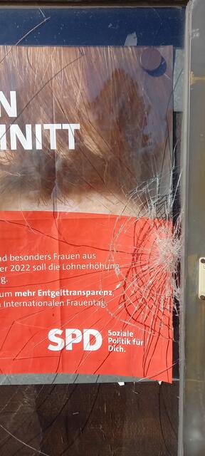 Zerstörte Vitrinen der SPD im Wehlache-Viertel
FotoArchiv Merkel