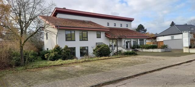 Das Ojekt der Gemeinderatsbegierde...Das Evangelische Gemeindezentrum, das für 835 00 Euro den Besitzer wechseln soll. Die Gemeinde und der Gemeinderat haben angedacht, es zu kaufen und für 50 000 Euro das Zentrum in ein Flüchtlingsheim umzugestalten...
Der Widerstand dagegen formiert sich...
FotoArchiv Merkel