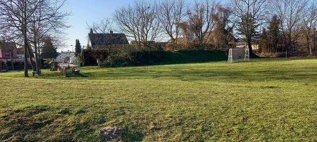 Abenteuerspielplatz der Wehlache. Circa 140 Meter vom geplanten Flüchtlingshotspot entfernt. Die Anwohner sind wenig begeistert und planen bereits den Widerstand, gegen das ihrer Meinung nach "wahnsinnige" Unternehmen.
FotoArchiv Merkel+Merkel