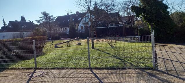 Blick auf den sonnenüberfluteten Kinderspielplatz der Wehlache im Föhrenweg. Der Kinderspielplatz liegt circa 20 Meter hinter dem geplanten Flüchtlingshotspot. Für die Wehlache-Siedler ein Unding.
FotoArchiv Merkel+Merkel