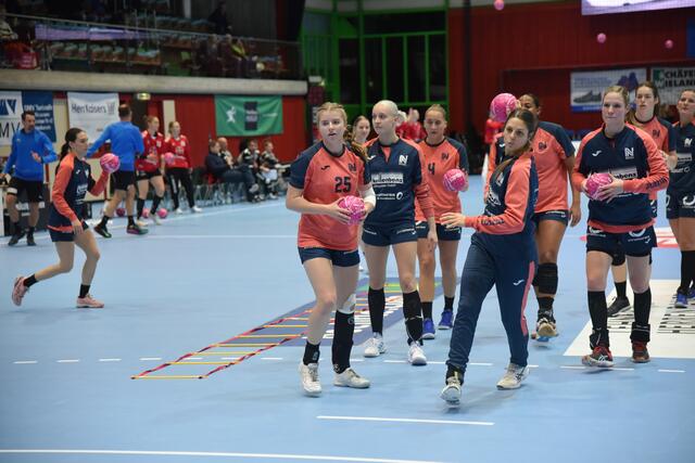 Nina Engel, Juniorinnennationalspielerin der SUN. Spielt halbrechts und hat eine beachtliche Torquote, traf sechs Mal versus den VfL Waiblingen im 4-Punkte-Match. Rechts Carmen Moser (RL).
FotoArhciv Merkel+Merkel