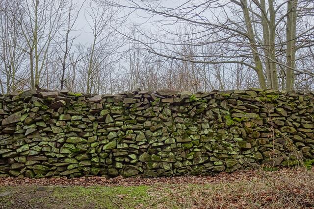 Buttlars Grab Umfassung, es ist erstaunlich, dass die lose aufgeschichteten Steine 200 Jahre überdauert haben