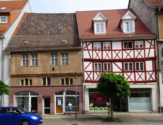 In der Breiten Straße befinden sich  auch noch alte Gebäude, links im Bild mit Kniestocketage  auch Halb- oder Zwischenetage genannt (Archiv)