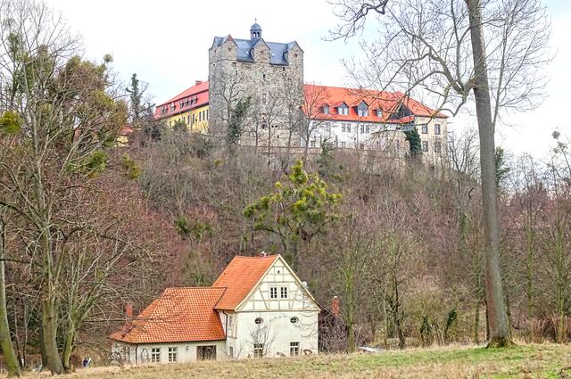 unten ehem. Schlossmühle, auf dem Schlossberg das Ballenstedter Schloss mit dem integrierten Westportal des ehemaligen Klosters