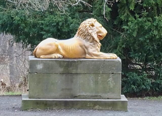 der Löwe nach einem Entwurf Schadows im Schlosspark Ballenstedt