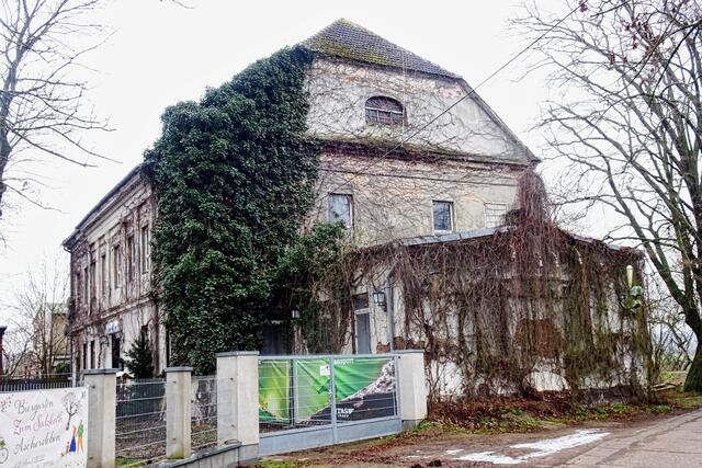 die durch die lange Schließung schon etwas verwilderte Gaststätte Salzkoth