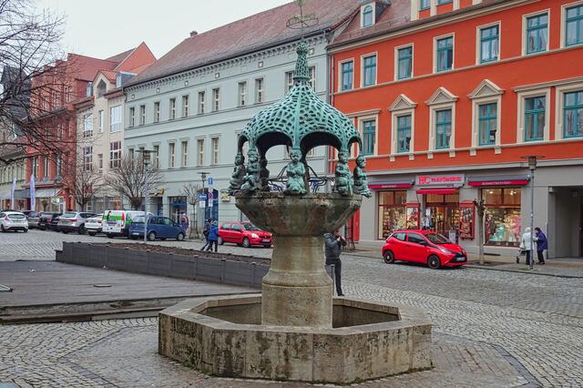 Marktbrunnen, auch Hennebrunnen genannt. Er wurde durch den Bildhauer Georg Wrba im Jahre 1906 aus Bronze geschaffen.